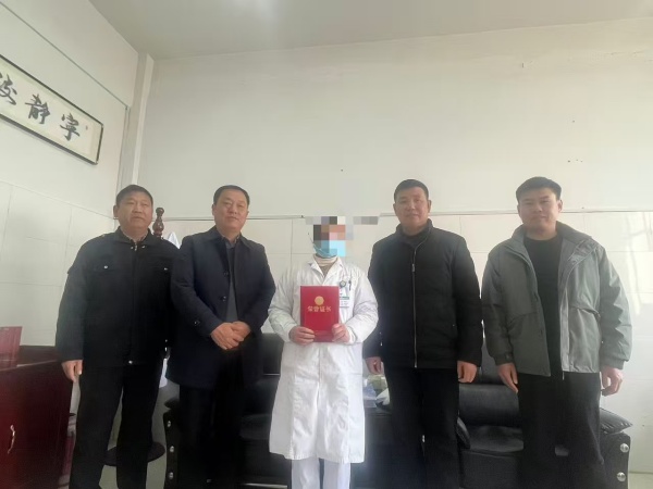 100安徽淮北濉溪：白衣执甲护安宁 举报邪教获表彰图片1_副本.jpg